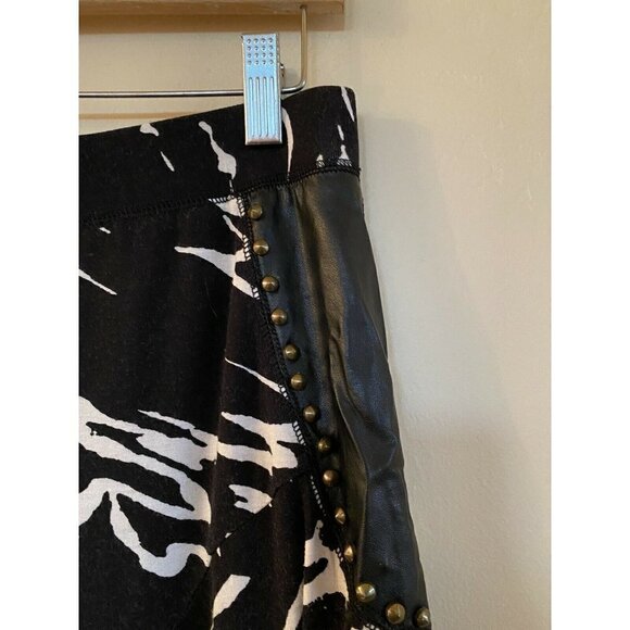 V Cristina Women's Black and White Print Lined Rayon Spandex Skirt Sz M - Picture 3 of 7